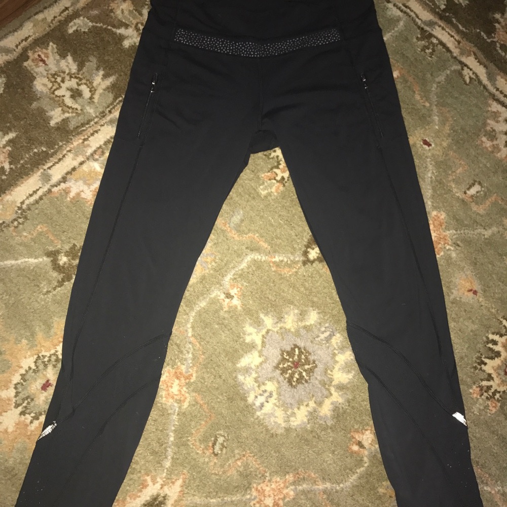 Lululemon black 7/8 leggings with etched detailing